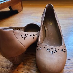 Casual Clarks pumps.